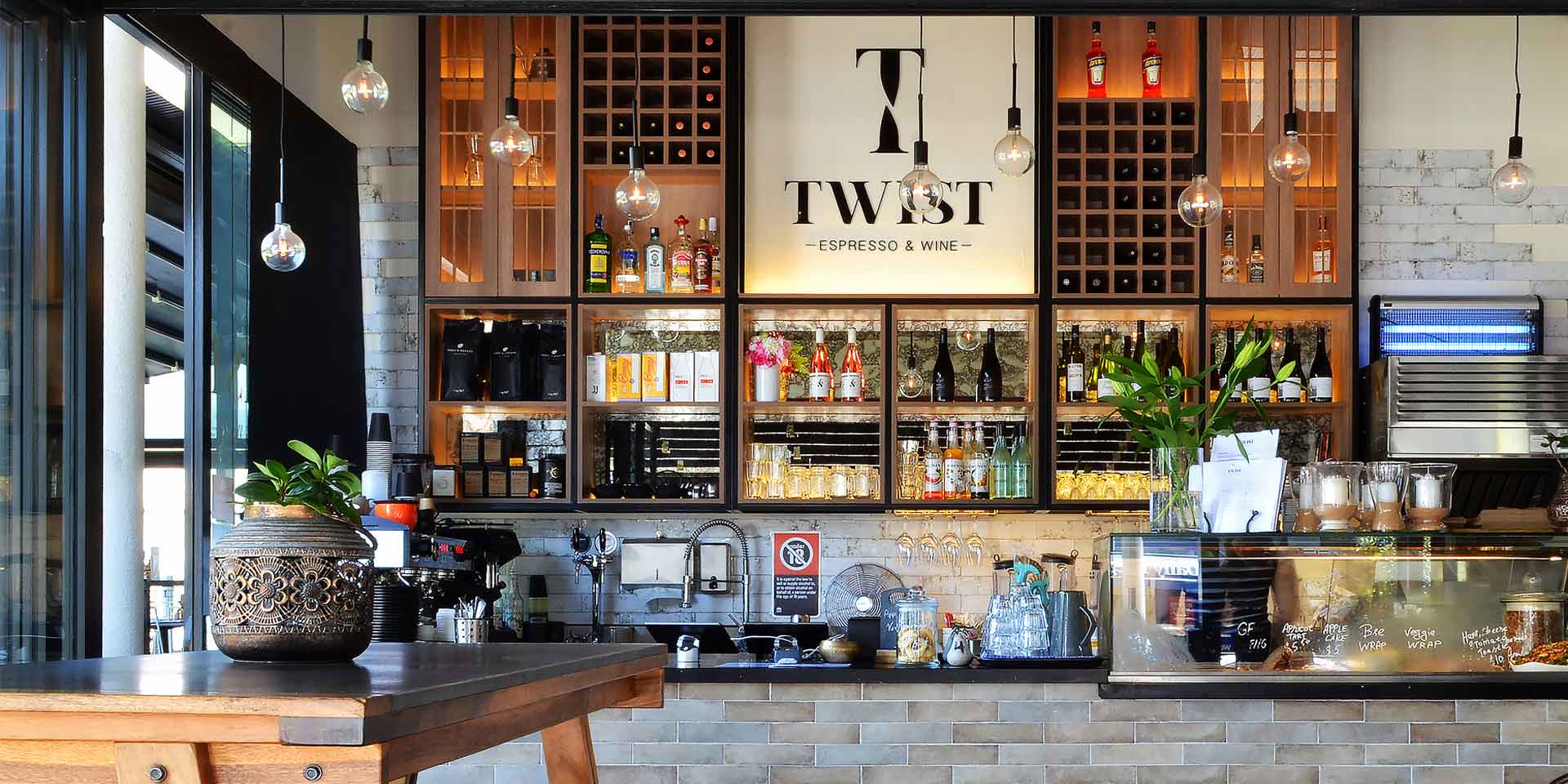 Café-Bar Hybrid Design